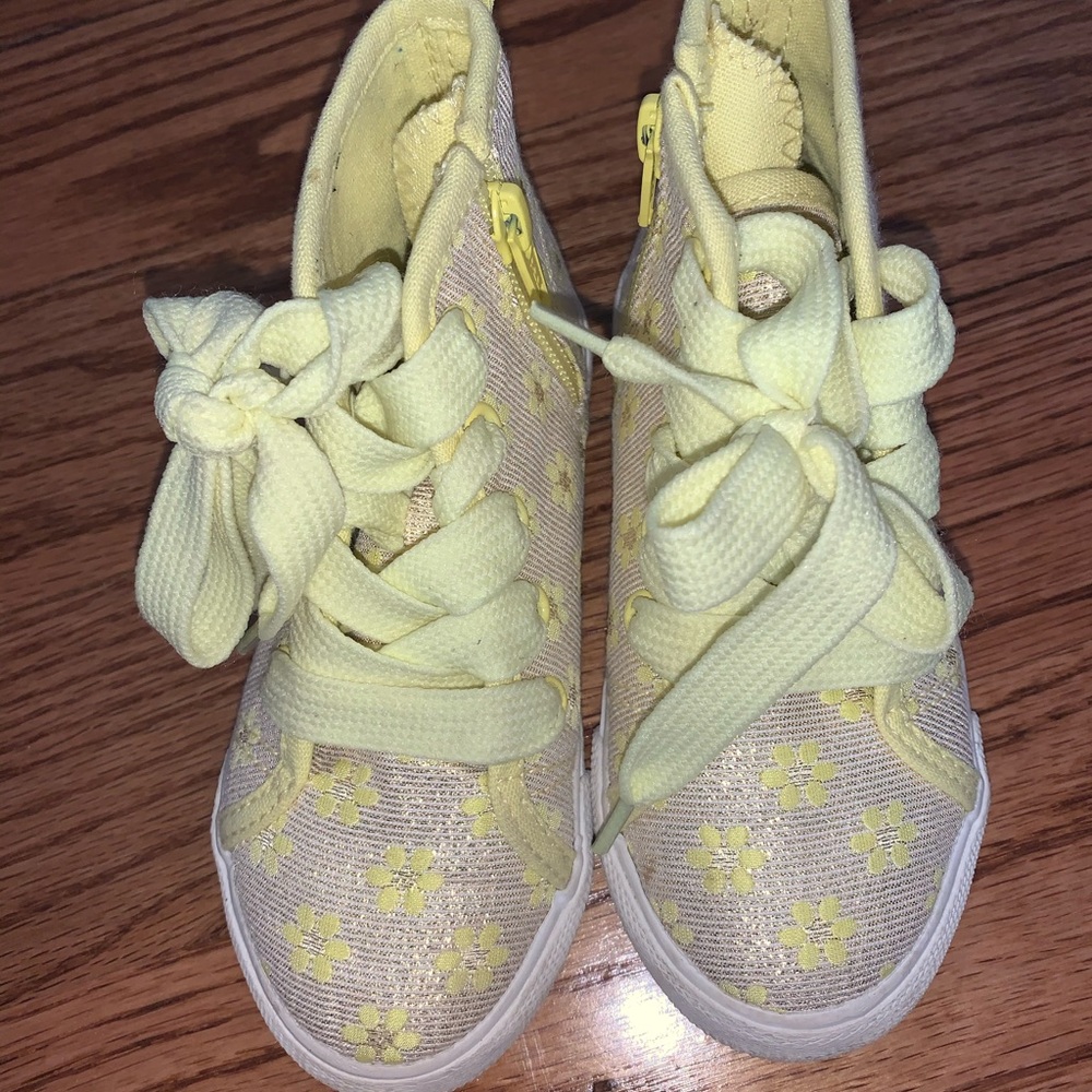 👟Cute yellow sneakers🌻
